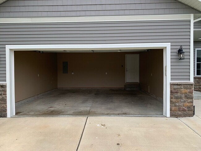 Building Photo - 1627 Magnolia Dr