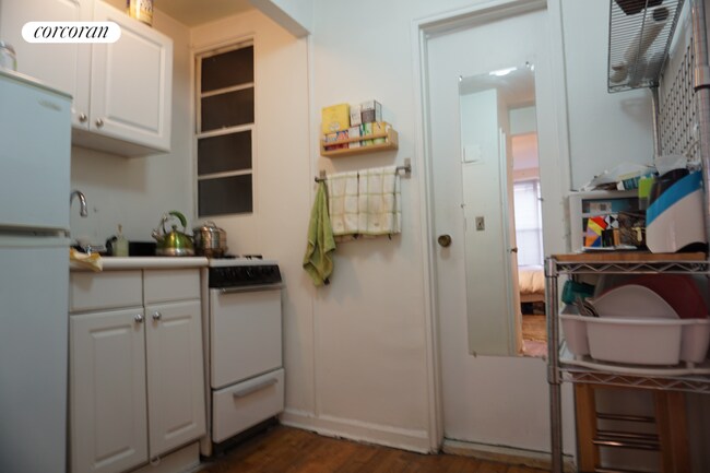 Building Photo - 215 E 89th St