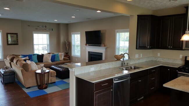 Foto del edificio - Robinson - LARGE 3 Bedroom End Unit House - Minutes from 376 W Robinson