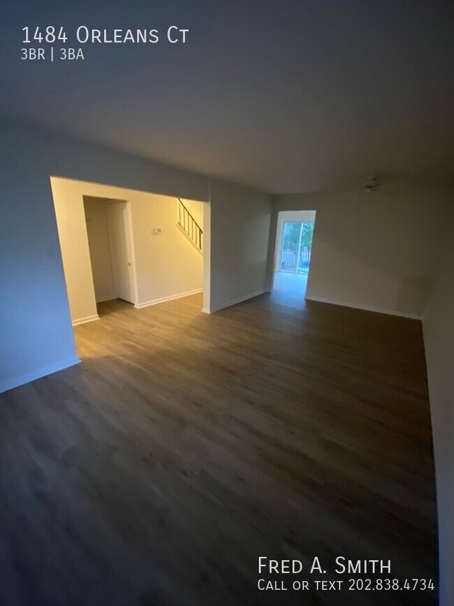 Foto del edificio - Renovated 3 Bedroom Town Available NOW in ...