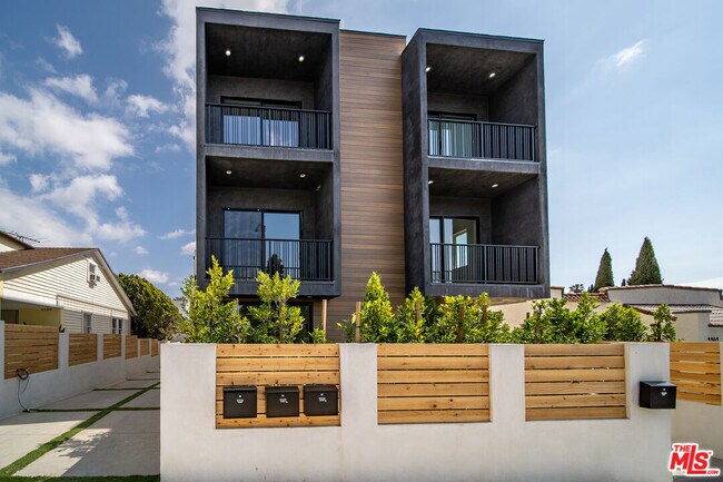 Foto del edificio - 4460 W Maplewood Ave