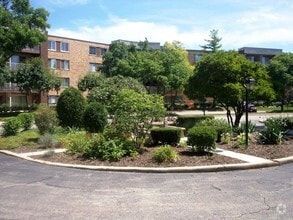 Building Photo - 225 S Rohlwing Rd