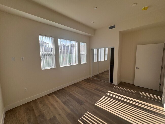 Foto del edificio - 1015 W 21st St