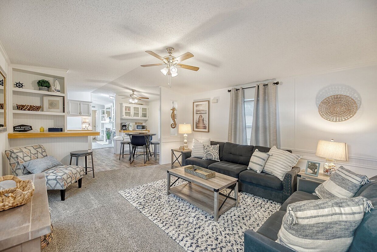 Primary Photo - Beautifully Renovated Home Minutes to Foll...