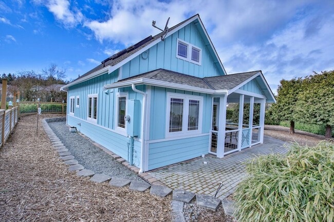 Building Photo - Beautiful Furnished Cottage Moments from Front Street in Coupeville!