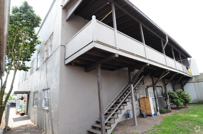 Building Photo - 211 Pine St
