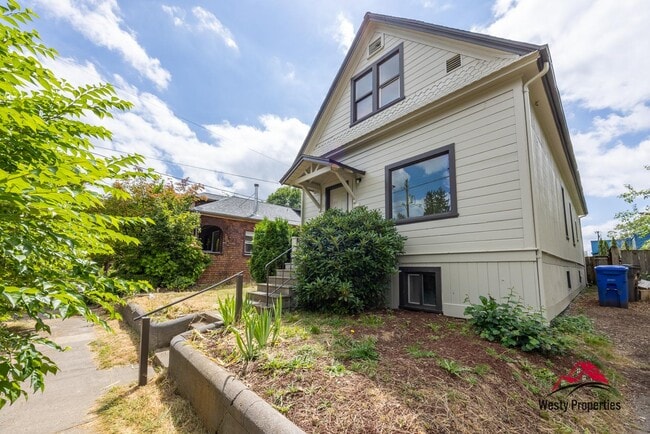 Building Photo - 542 NE Brazee St