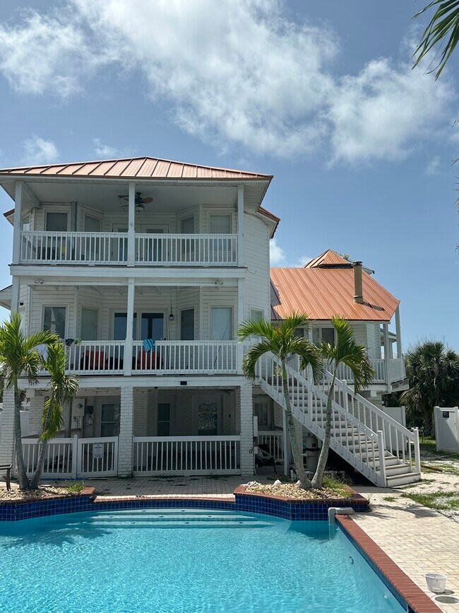 Patio cubierto; 2 terrazas con balcones - 414 140th Ave E