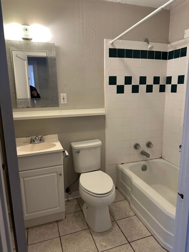 Foto del edificio - 322 W 8th Ave