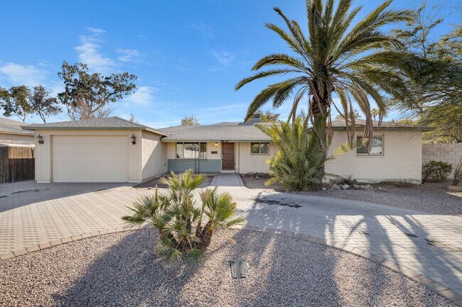 Photo - Spacious & Stylish 4/2 – Just  2 Miles fro... House