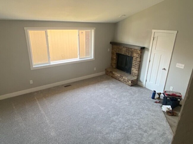 Building Photo - Fully remodeled westend 2 bedroom. 1 bath,...