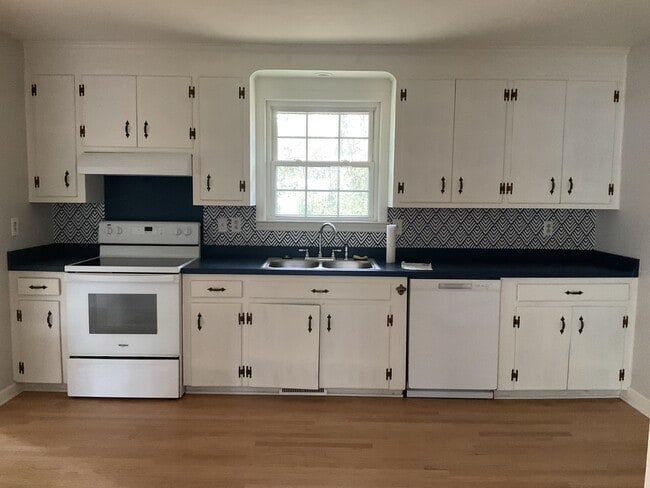 Building Photo - 1395 W Lenevar Dr