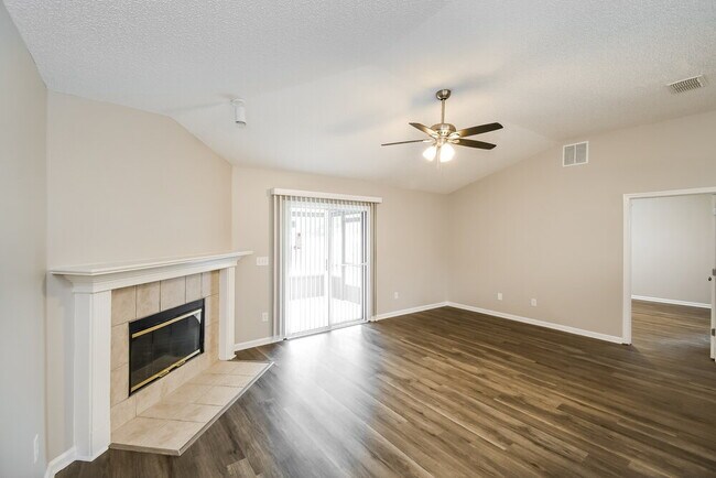 Building Photo - 1525 Ashleigh St