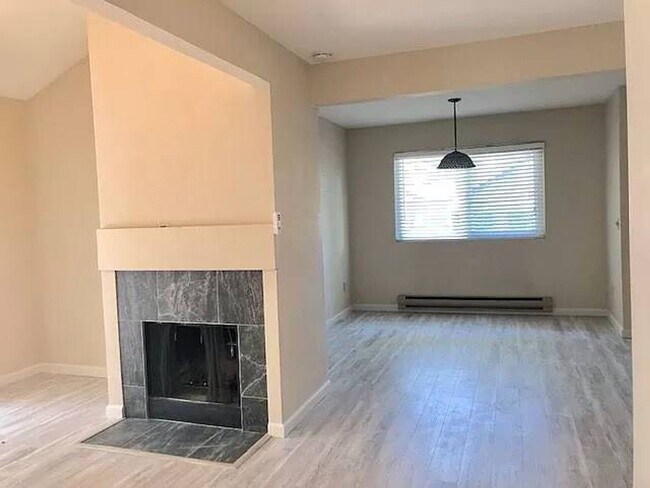 Building Photo - 2 Bedroom Condo with Garage