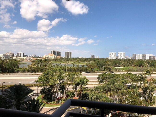 Foto del edificio - 3300 NE 191st St