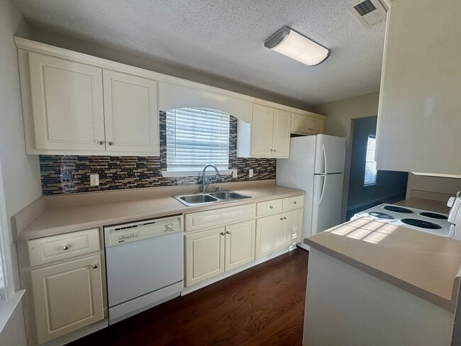 Building Photo - 1653 Summerwoods Cir