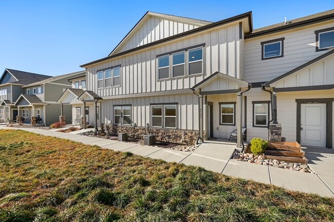 Spacious, updated, & low maintance close to military bases- w/2 car garage - Spacious, updated, & low maintance close to military bases- w/2 car garage House