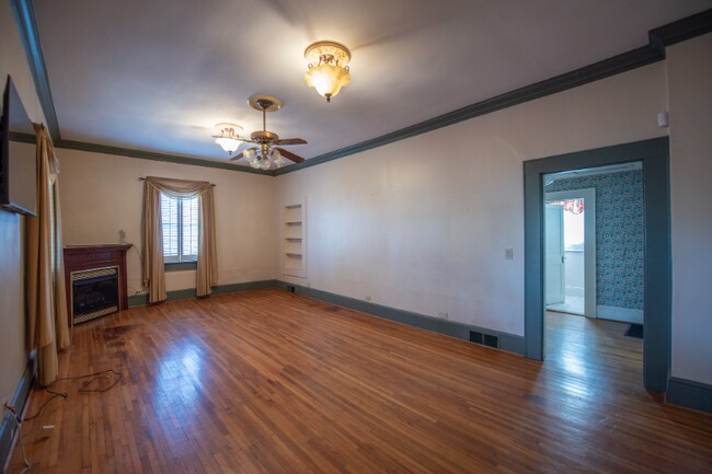 Building Photo - 209 W 1st St