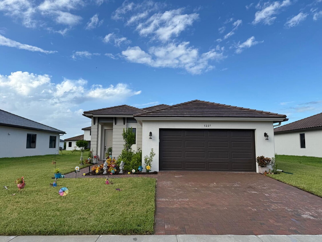 Foto principal - 5227 Nevola Ave