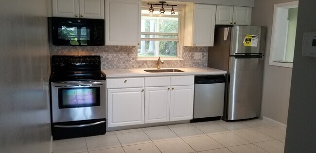 Kitchen - 902 SW 30th St