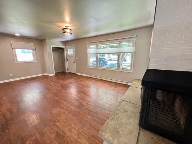 Building Photo - Updated 4 bed 2 bath house!