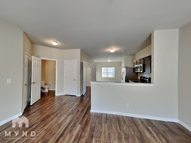 Foto del edificio - 743 The Heights Ln