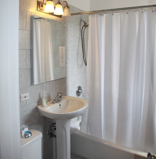 bathroom - 2323 W Melrose St