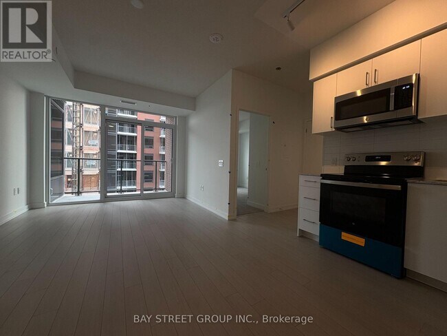 Photo du bâtiment - 4010 Eglinton Ave W