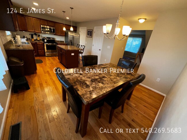 Building Photo - Fantastic End Unit Townhome with All Utili...