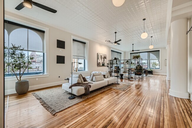 Foto del edificio - 303 N Howard St