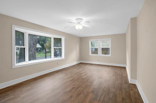 Foto del edificio - Spacious 5BR Home with Fenced Backyard in Norfolk
