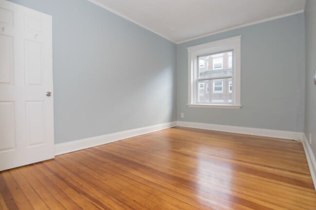 Building Photo - SEPT 4bed w/ 1.5 bath in Alston - B line! ...