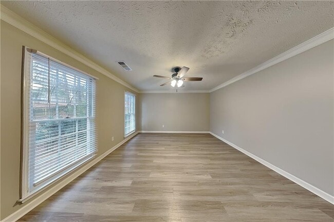 Foto del edificio - 9880 Lake Forest Way