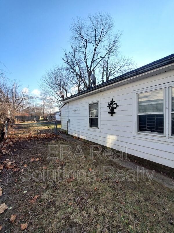 Building Photo - 584 S Wheatland Ave