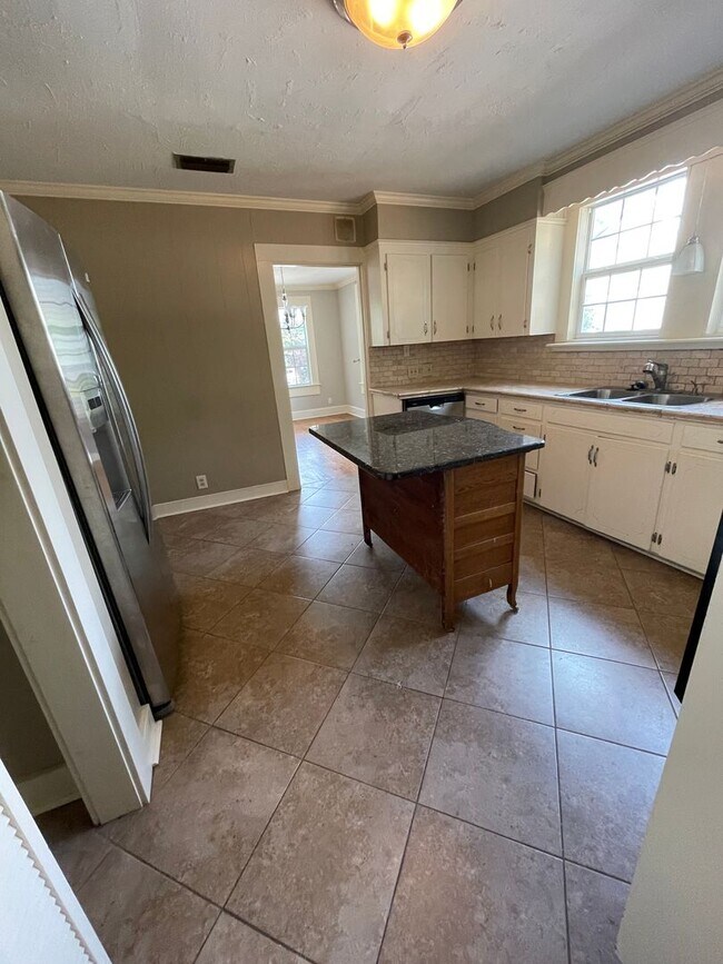 Building Photo - 3 Bedroom Broadmoor Beauty