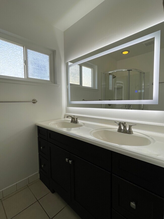 Building Photo - 2635 Notre Dame Dr