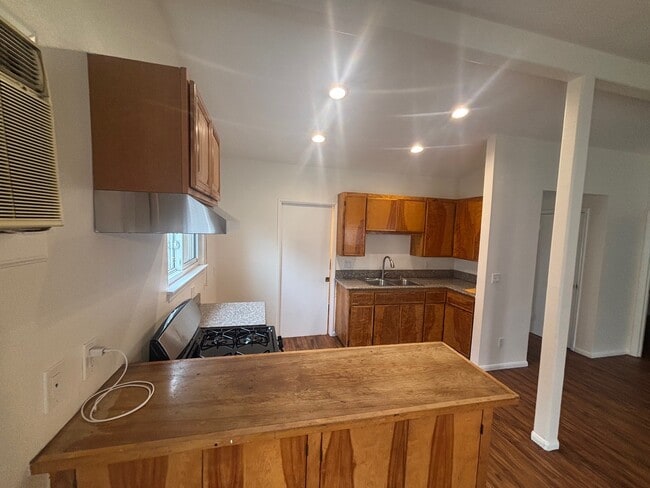 Foto del edificio - 379 Roberts Ave