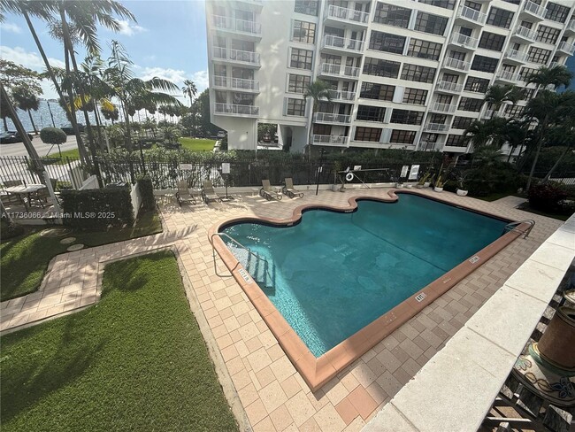 Building Photo - 1430 Brickell Bay Dr