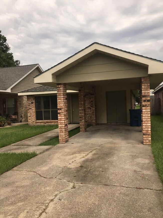 Foto del edificio - CUTE 3 BEDROOM 2 BATH! WITH A LARGE BACK YARD!
