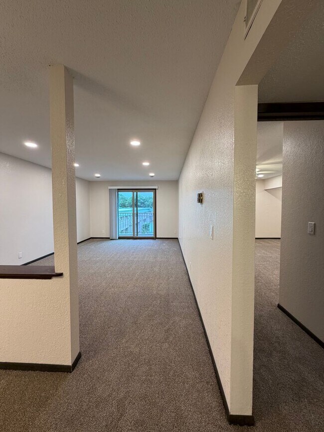 Building Photo - 1260 Larpenteur Ave W