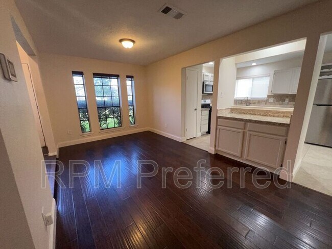 Foto del edificio - 7402 Wood Bluff Blvd