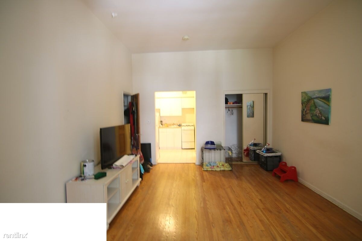 Building Photo - 60 W 75th St