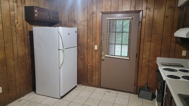 Building Photo - Fantastic Location!