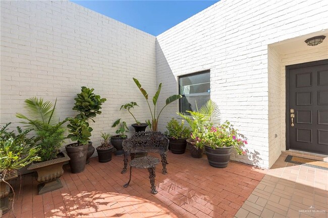 Building Photo - 304 Uvalde Ave