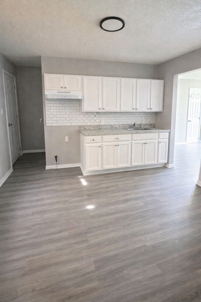 Building Photo - LIMITED TIME**1/2 OFF DEPOSIT**