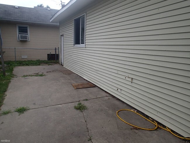 Building Photo - 1520 N Oakley St