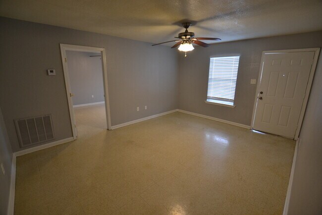 Building Photo - 2150 N Sherwood Forest Dr