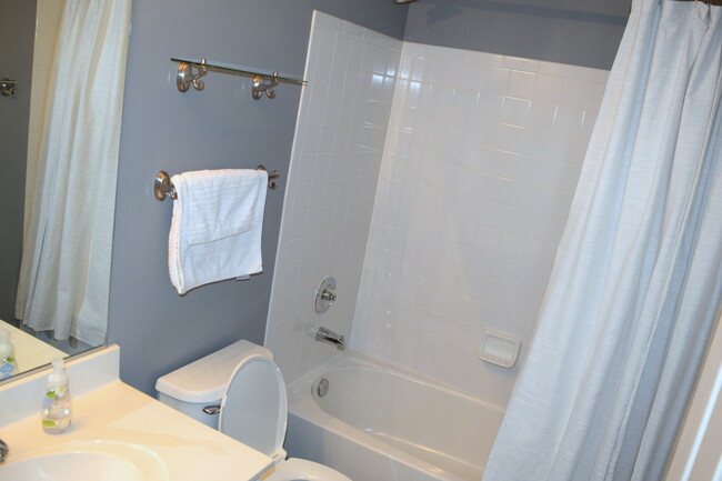 Shared bathroom - 11413 Sunflower Lane