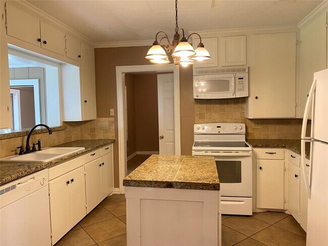 Building Photo - 804 5th St