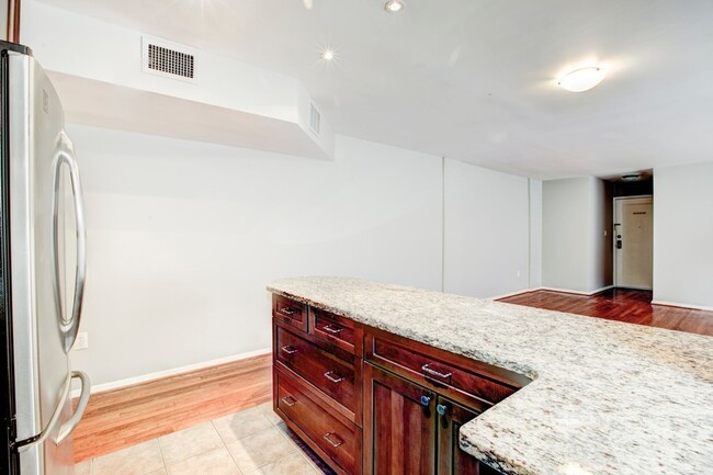 Foto del edificio - Charming Chevy Chase Condo! Parking and Ut...